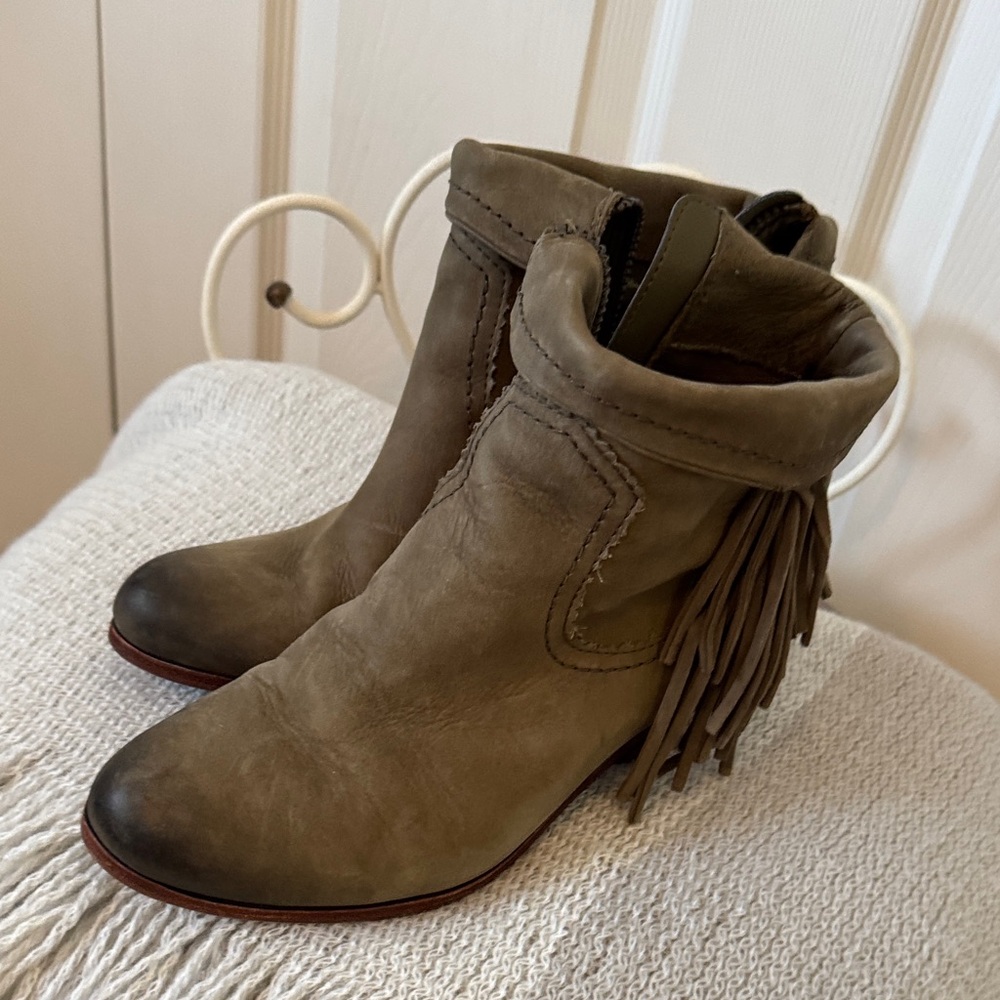 Sam Edelman Olive Greene Distressed Leather Ankle Boots with Fribge